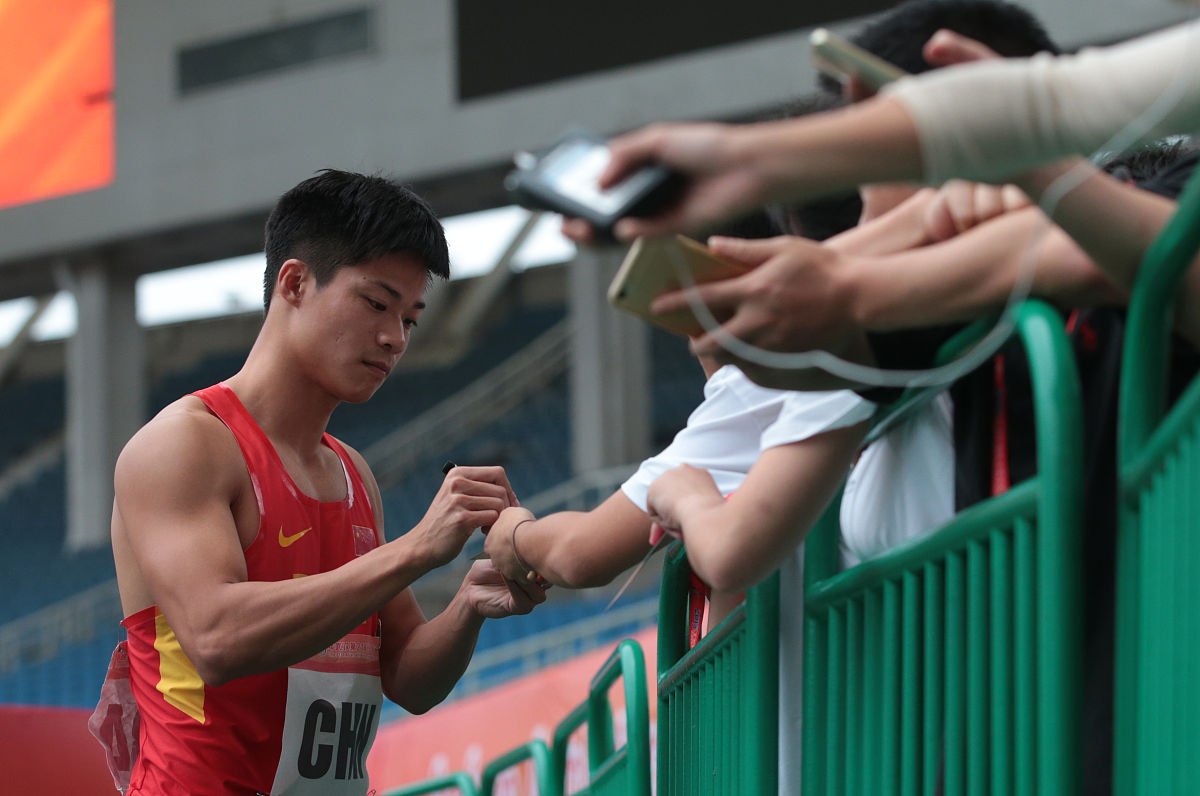 感人瞬间在比赛中发生,球员奋斗不懈的简单介绍 感人瞬间在比赛中发生,球员奋斗不懈的简单介绍