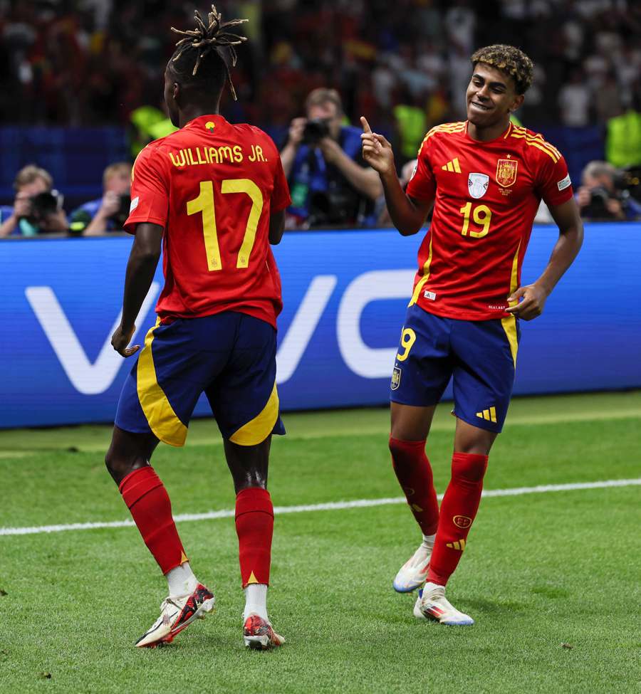 开云平台-包含巴西笑傲比赛，国际足球赛场一路开心的词条