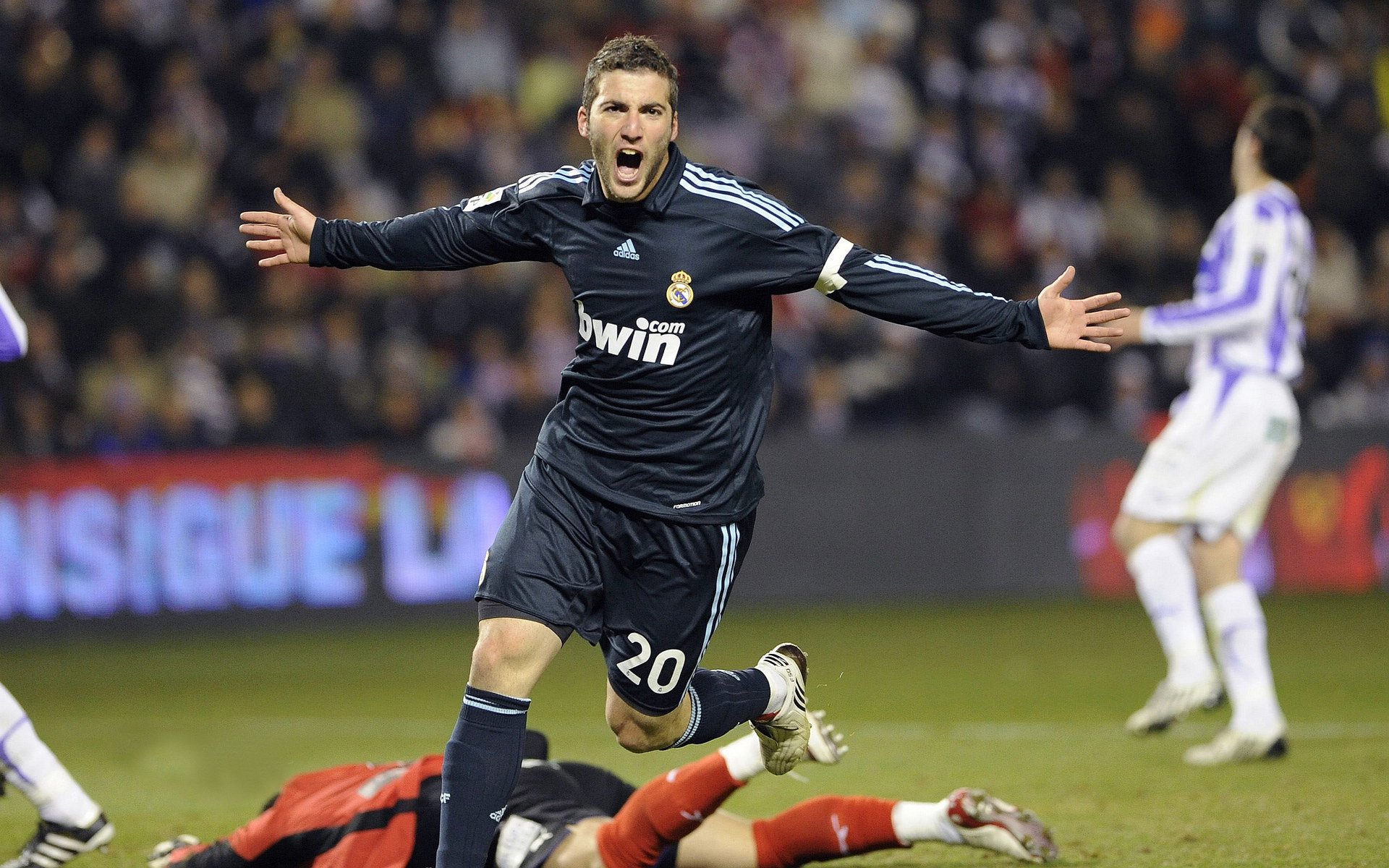 楚阿梅尼中场爆发定乾坤，曼联稳扎稳打力克塞内加尔军团