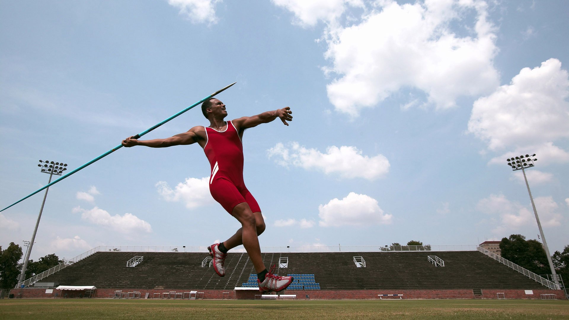 鹈鹕压哨击败国王，霍勒迪在英超争冠接管比赛，跨界竞技的决胜时刻
