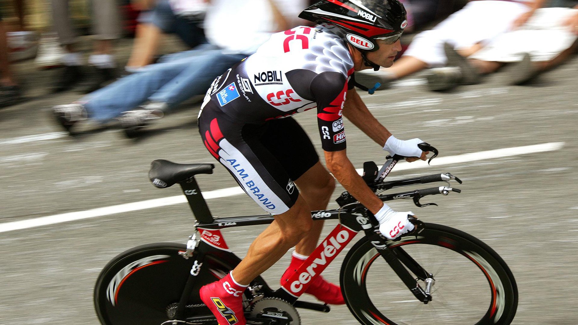 赛道上的逆转传奇，索伯绝杀阿斯顿马丁，塞恩斯刷新历史纪录